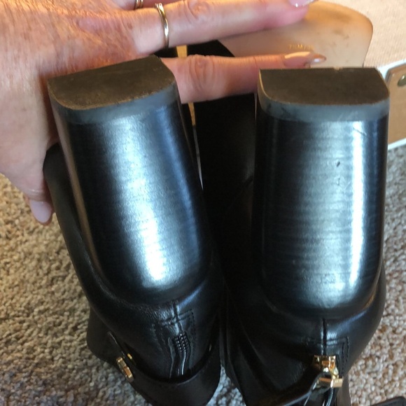 Louise et Cie black leather ankle boots back zip snap strap w logo 7.5 - Picture 6 of 11